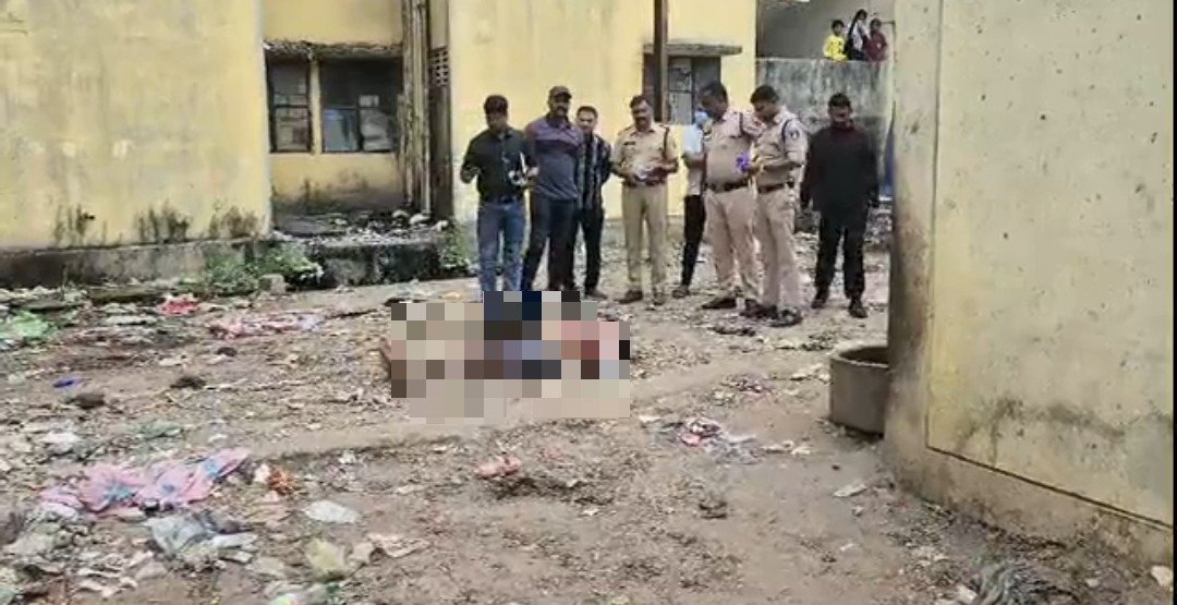 रायपुर: बीएसयूपी कॉलोनी में युवक का शव मिलने से सनसनी, छत से गिरने की आशंका; पोस्टमार्टम रिपोर्ट का इंतजार