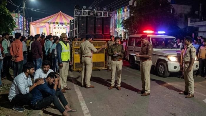 रायपुर, छत्तीसगढ़। राजधानी रायपुर के अमलीडीह इलाके में एक मामूली विवाद ने गंभीर रूप ले लिया। स्वर्ण जयंती चौक के पास हुए इस घटनाक्रम में 18 वर्षीय गौरव सेन की पेपर कटर से हमला किए जाने के बाद मौत हो गई। मामले में पुलिस ने एक नाबालिग आरोपी को पकड़ा है।