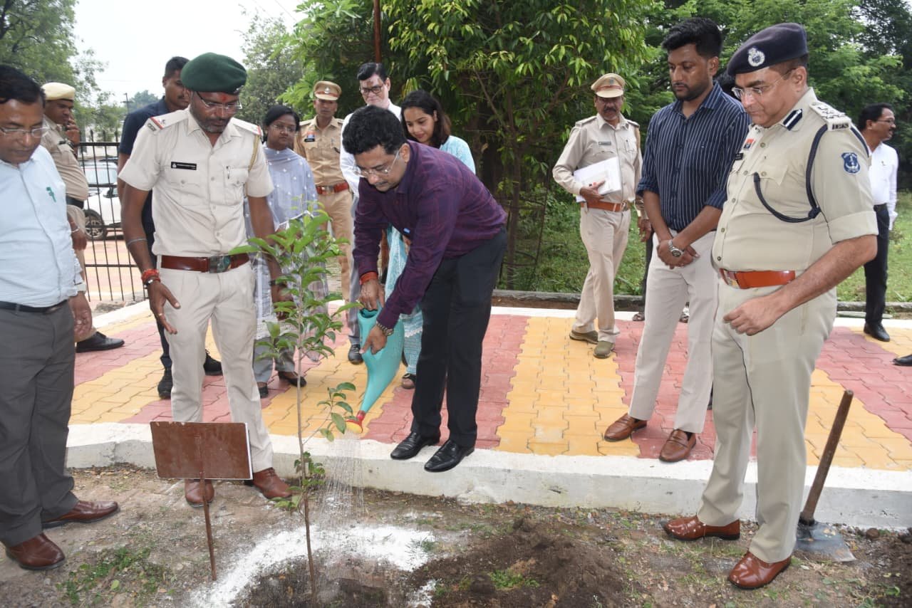 कलेक्ट्रेट के शताब्दी गार्डन में प्रभारी सचिव सोनमणि बोरा ने किया पौधरोपण, सार्वजनिक उद्यान के रूप में विकसित करने के निर्देश