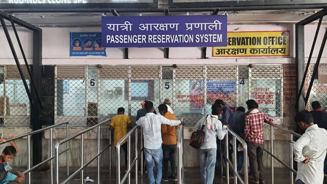 रेलवे यात्रियों के लिए बड़ी खबर: अब काउंटर से टिकट लेने पर भी मिलेगा यात्रा बीमा, 45 पैसे में 10 लाख तक का कवर