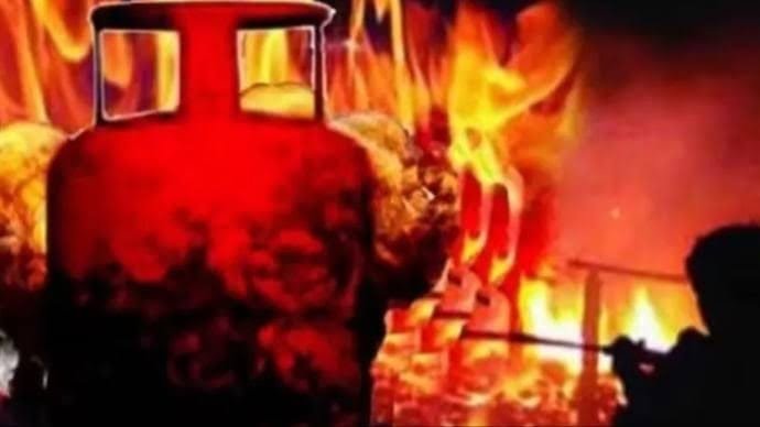 दुर्ग में करवाचौथ के दिन बड़ा हादसा टला, गैस सिलेंडर में जोरदार धमाका; परिवार के 6 सदस्य बाल-बाल बचे