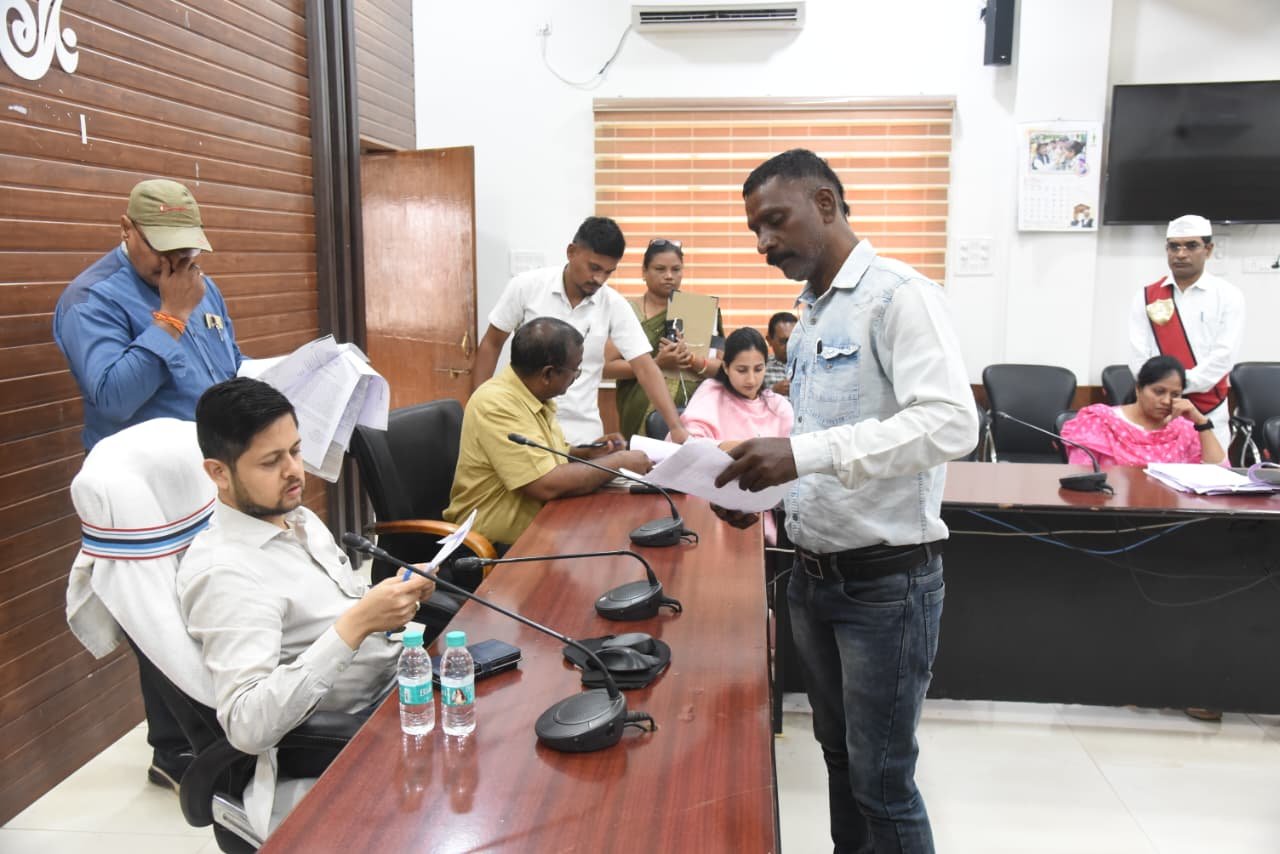 घास भूमि पर कब्जे के बाद भी जारी मकान निर्माण, नाले का रास्ता बदलने से फसलों को नुकसान की शिकायत