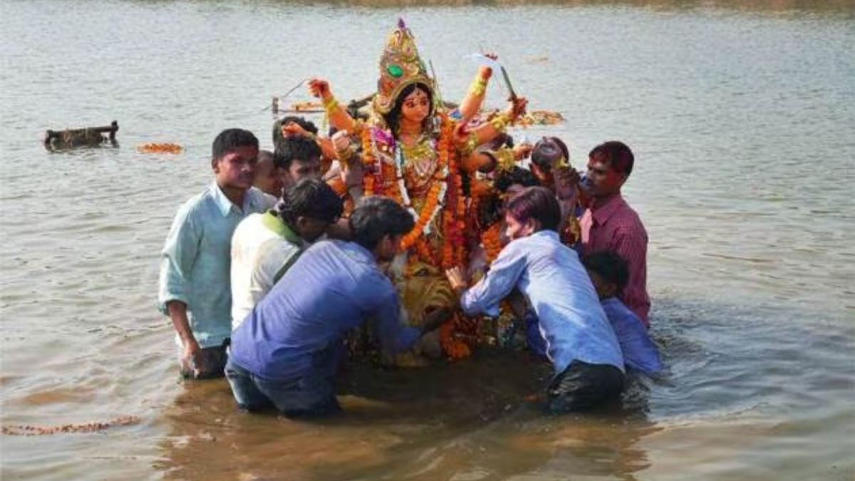 रायपुर महादेव घाट में दुर्गा प्रतिमाओं का विसर्जन जारी, शाम 7 बजे तक 30 प्रतिमाओं को दी गई विदाई