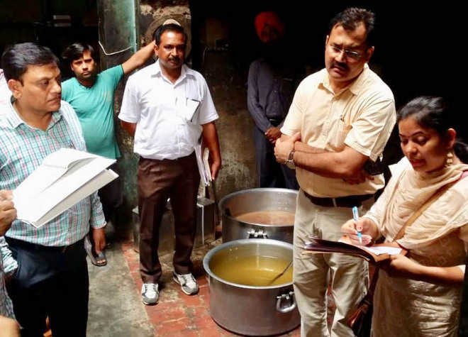 रायपुर में खाद्य विभाग की कार्रवाई, 4 प्रतिष्ठानों के लाइसेंस निलंबित