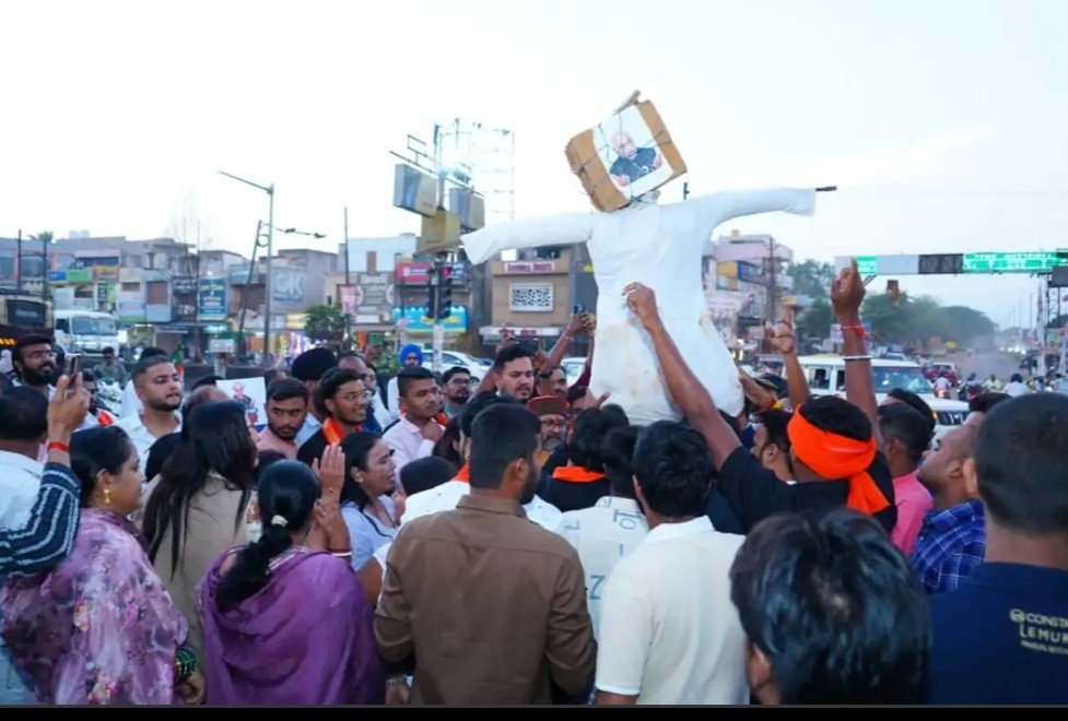 भिलाई में खड़गे के बयान पर बवाल, भाजयुमो ने फूंका पुतला; पीएम मोदी पर टिप्पणी को लेकर कांग्रेस के खिलाफ प्रदर्शन