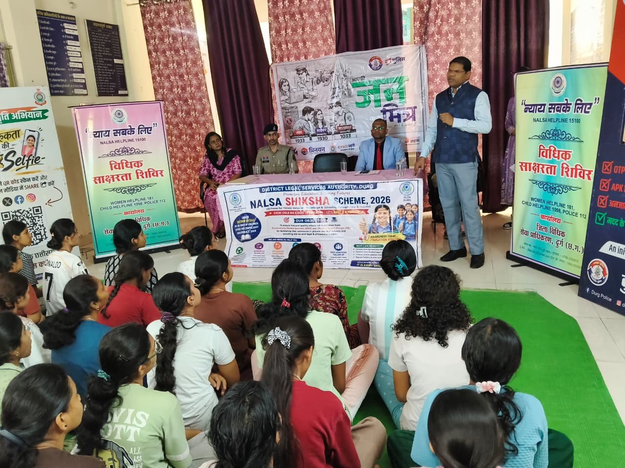 साइबर ठगी से बचाव के साथ अधिकारों की जानकारी, छात्राओं को मिला विधिक जागरूकता का पाठ