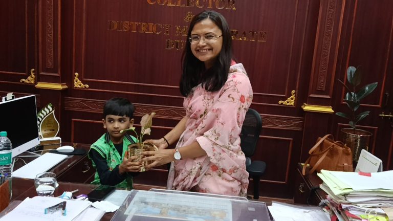 क्लेक्टर सुश्री ऋचा प्रकाश चौधरी से मिला 5 वर्षीय गूगल बॉय रूद्र शर्मा