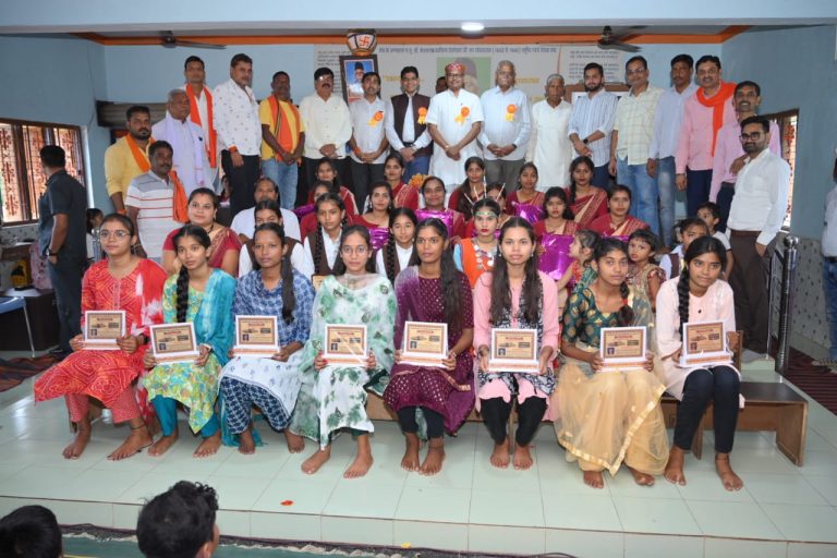 सरस्वती हायर सेकेंडरी स्कूल के स्थापना दिवस में शामिल हुए राजस्व मंत्री श्री वर्मा