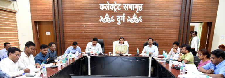 अधिकारियों को समीक्षा बैठक में कलेक्टर ने दिए निर्देश